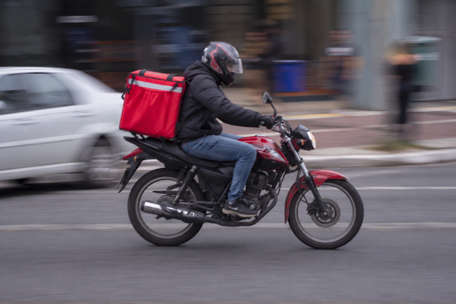 Motociclista de entregas